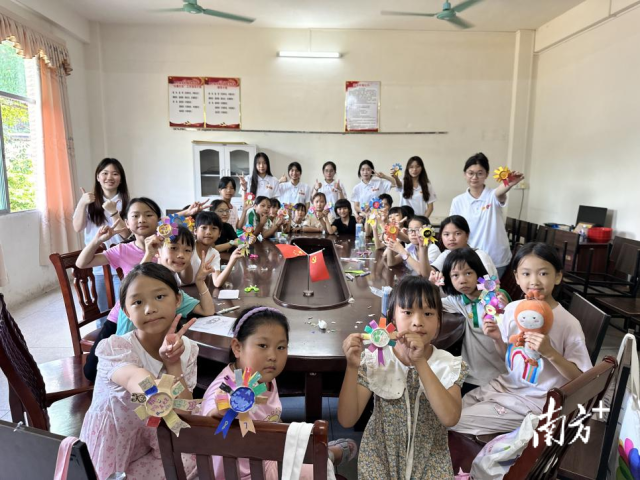 廣東工程職業(yè)技術學院財經學院“七彩假期”志愿服務隊為留守兒童帶來了知識與歡樂。