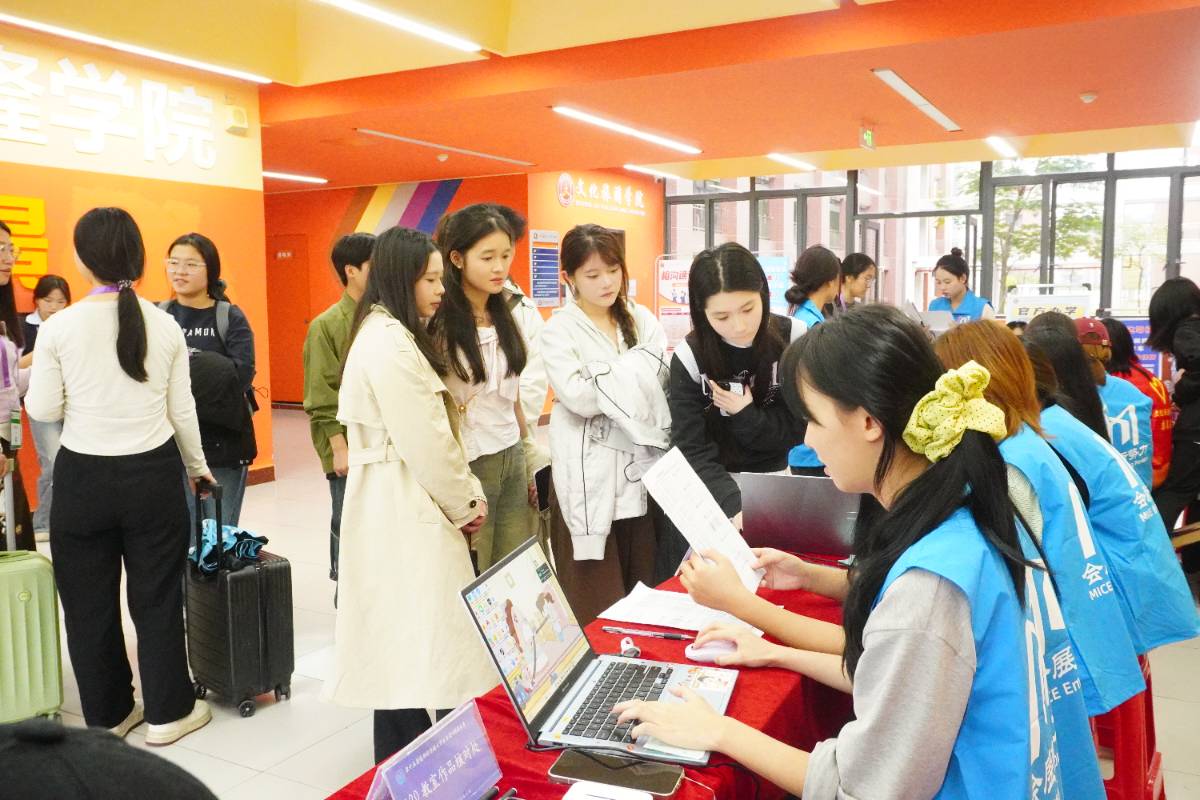 來(lái)自全國(guó)各地的高校隊(duì)伍賽前簽到。通訊員供圖